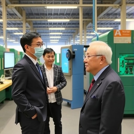 湖北省副省长盛阅春调研长飞(图1)